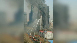 Борьба с гигантским пожаром в китайском небоскребе попала на видео
