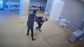 Пьяный пациент избил женщину-охранника волгоградской больницы. Видео