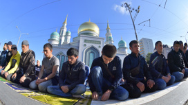 Блогерша устроила эротическую фотосессию на фоне мечети в Москве