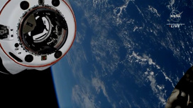 Crew Dragon с Анной Кикиной направляется с МКС к Земле