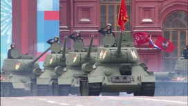 Легендарный танк Победы Т-34 открывает проход механизированной колонны