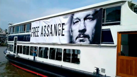 По Темзе проплыл теплоход с плакатом "Свободу Ассанжу"