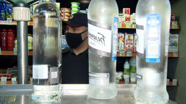 Тайники под прилавками: в Москве обнаружен очередной ночной алкомаркет