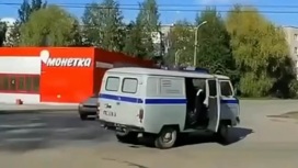 Полицейский на ходу выпал из служебной машины в Прикамье