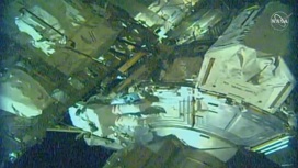 Члены экипажа МКС работают в открытом космосе