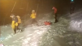 Спасение туристов из снежного бурана: кадры операции МЧС на Эльбрусе