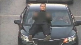В Тюмени накажут подростков, катавшихся на капоте машины