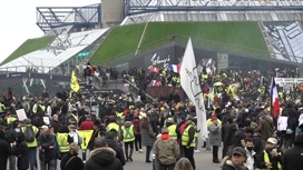 "Желтые жилеты" схлестнулись с полицией в Париже