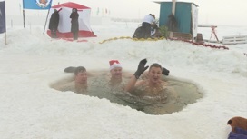 Якутские "моржи" купаются в 40-градусный мороз