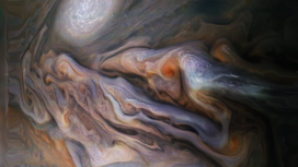 Снимок беспокойной атмосферы Юпитера, сделанный Juno в 2018 году.