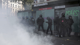 Французская полиция применила слезоточивый газ для разгона первомайской демонстрации