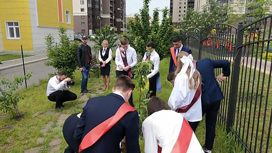 Школьники высадили деревья в знак памяти о фронтовиках