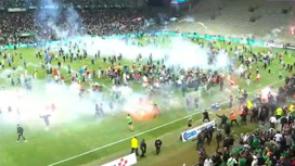 Фанаты "Сент-Этьена" атаковали футболистов после вылета из Лиги 1