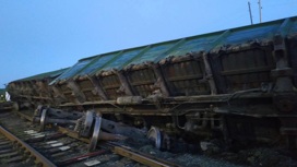 Семь вагонов с щебнем сошли с рельсов в Свердловской области