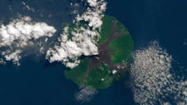 Активный вулкан на острове в Папуа-Новой Гвинее.
