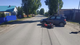 В Томской области в Тогуре автомобиль Suzuki не пропустил мотоциклиста, пострадавший в больнице