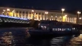 Теплоход врезался в опору Дворцового моста в Петербурге