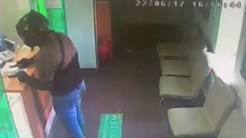 Момент вооруженного ограбления банка на Кубани сняла камера