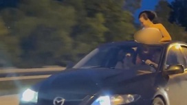 В Новосибирске полуобнаженная девушка с ветерком прокатилась в люке автомобиля
