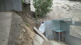 В Мизуре поднявшаяся из-за дождей река Ардон начала подтапливать гаражи и сады местных жителей