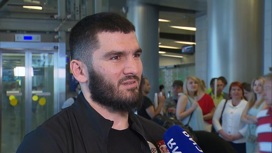 В московском аэропорту встретили чемпиона мира по боксу Артура Бетербиева
