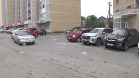 В Екатеринбурге хулиганы кирпичами забросали автомобили