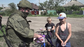 Благодарны даже дети: российские военные охраняют мирную жизнь в Харьковской области