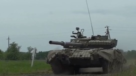 Минобороны показало новые кадры боевой работы танков и БТР на Украине