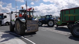 В Нидерландах протестующие фермеры заблокировали склады супермаркетов