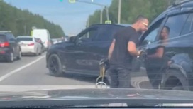 Владелец BMW X6 угрожал водителю автоматом на Киевском шоссе