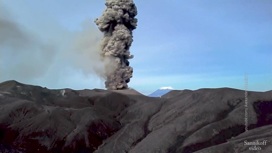 Карымский вулкан засыпает пеплом Камчатку