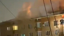 В Москве на площади 1 тыс. "квадратов" горит крыша жилого дома