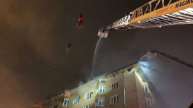 Почти 150 человек и вертолет тушат пожар на крыше жилого дома в Москве