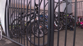В Красноярском дворе жильцы сделали гараж для своих  велосипедов