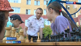 В Йошкар-Оле Антон Тимуршин бесплатно учит детей играть в шахматы