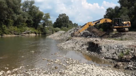 Дамбу реки Псекупс укрепляют в Горячем Ключе