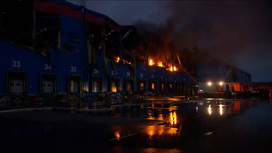 На горящем складе Ozon обрушилась треть крыши, пожар локализован