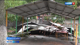 В Моздокском районе продолжают устранять последствия удара стихии