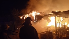 В Екатеринбурге вспыхнуло кафе, огонь охватил около 200 квадратных метров