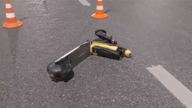 В Тюмени иномарка насмерть сбила ехавшего по дороге на электросамокате парня