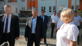 Володин рассмотрел ход строительства школы и поликлиники в Саратове