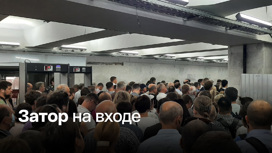 Огромная очередь образовалась у входа на станцию метро "Комсомольская"