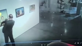 Появилось видео, как охранник Ельцин Центра подрисовывает глаза картине "Три фигуры"