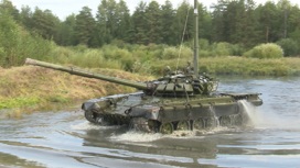 В Еланском учебном центре экипажи управляют танками под водой