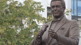 Памятник Иосифу Кобзону открыли в Москве