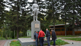 В Новосибирске возложили цветы к памятнику Дзержинскому в честь 145-летия главного чекиста