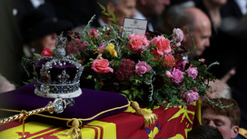 Катафалк с телом Елизаветы II отправился к месту захоронения