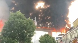 Огонь объял эстакаду после аварии на скоростной трассе в Китае
