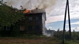 В Архангельске локализован крупный пожар в двухэтажном деревянном доме на улице Доковской