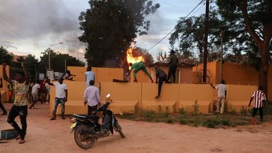 После госпереворота в Буркина-Фасо пытались сжечь посольство Франции